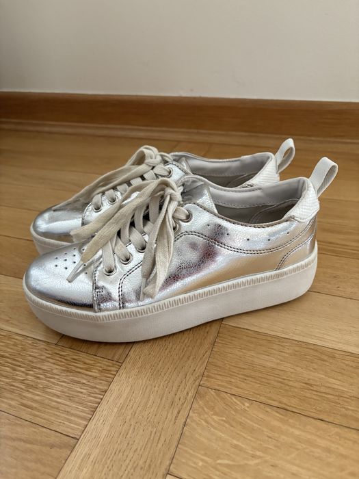 Srebrne trampki na platformie Bershka