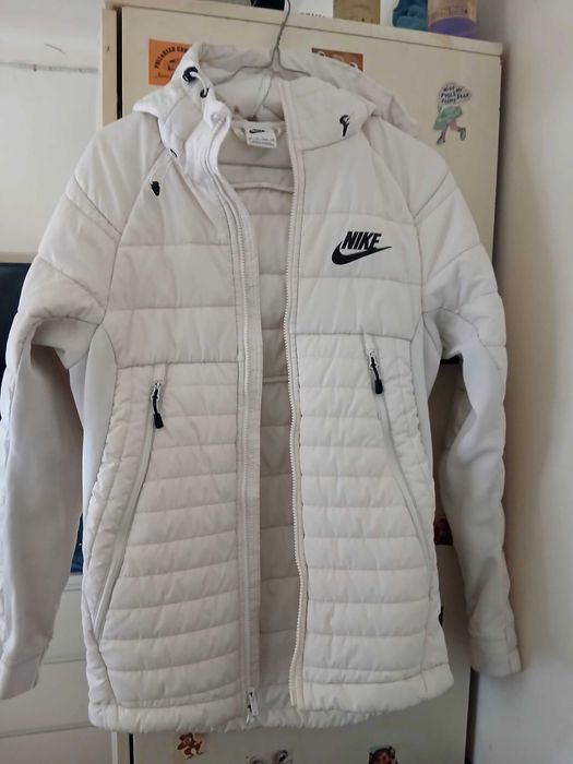 Casaco de inverno com capuz branco da Nike