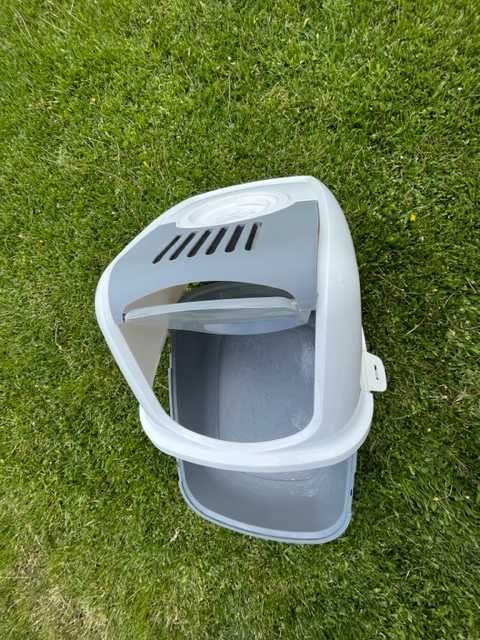 Duas caixas de areia para gatos.