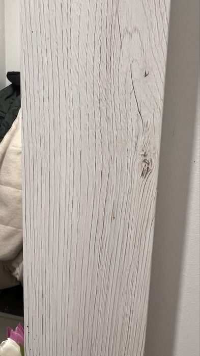 Lustro w białej ramie