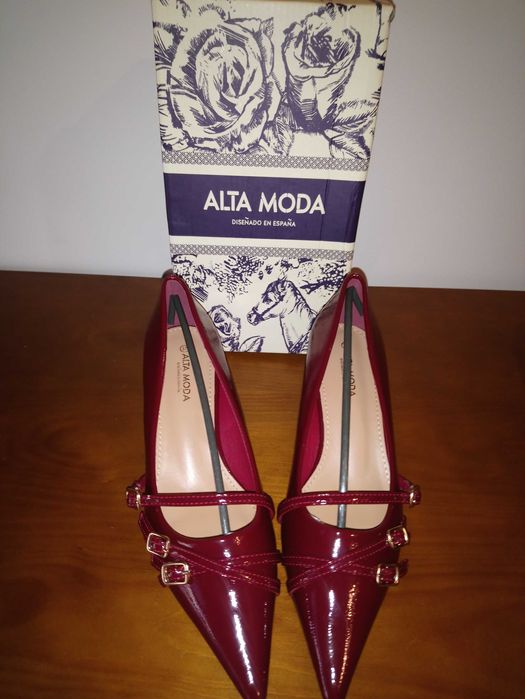 Sapatos bordeaux em verniz