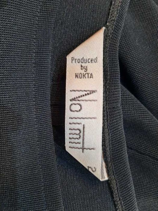 Czarna dopasowana sukienka w drobne prążki - No Limit