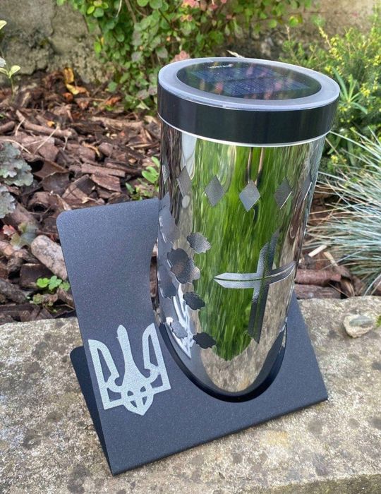 Лампадки на сонячній панелі