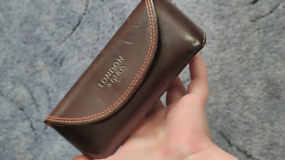 коричневий шкіряний футляр для окулярів британського бренду