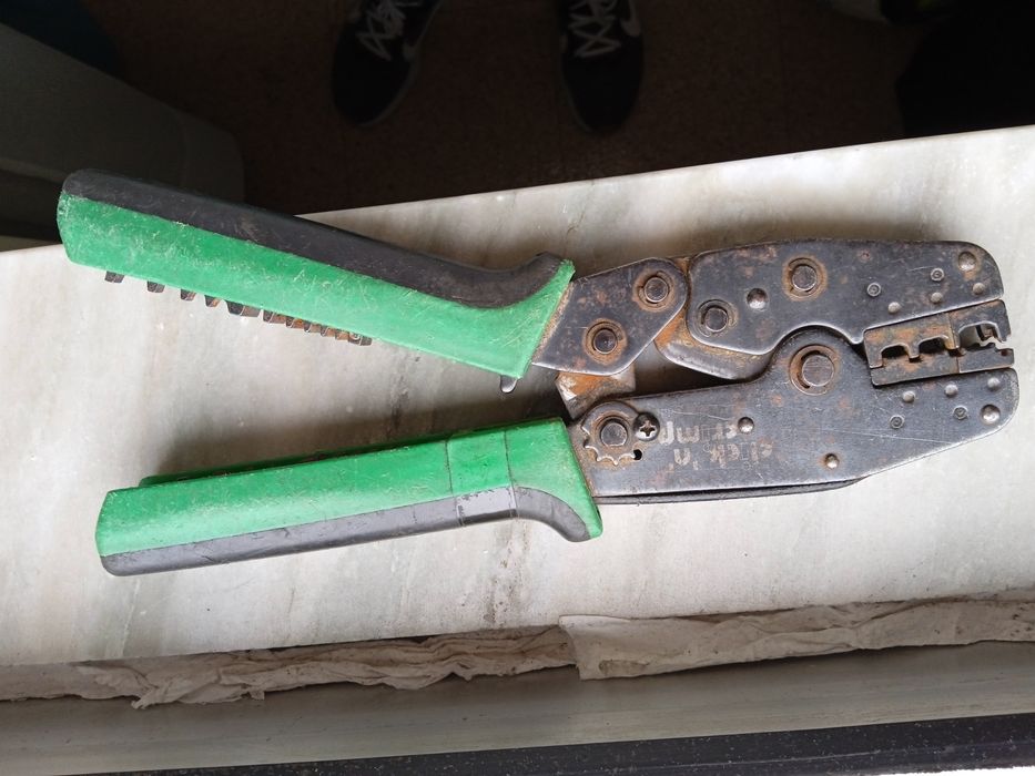 Alicate de cravar para electricista