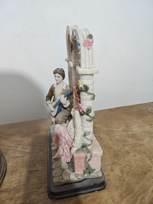 Estatueta decorativa com casal