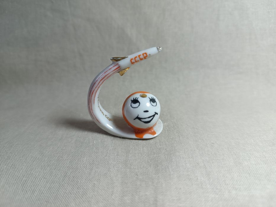Фарфоровая статуэтка земля и ракета первый спутник