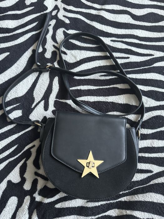 Маленька сумочка на довгому ремінці