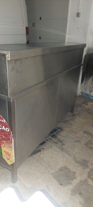 Movel em inox com bescosso de cavalo