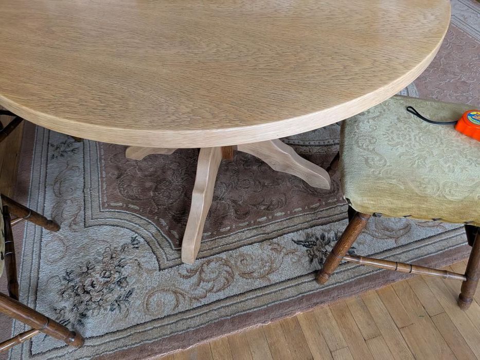 Drewniany okrągły stół z krzesłami