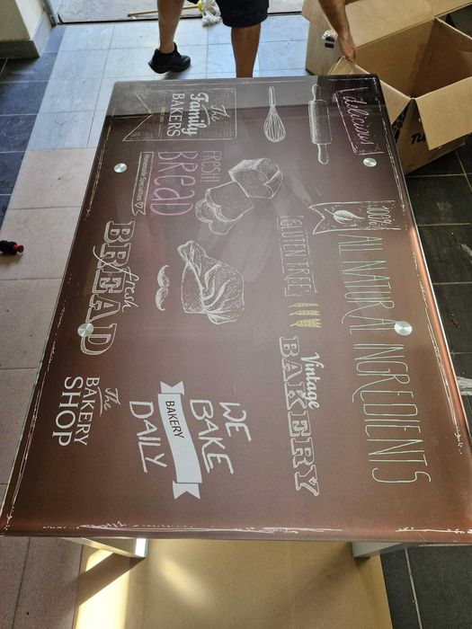 Mesa de cozinha com tampo de vidro e extensível