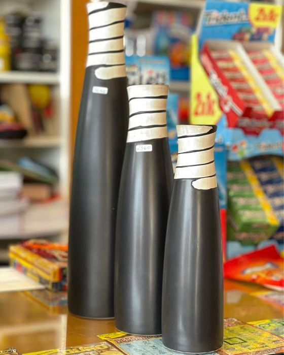 Peças decorativas pretas e brancas de diferentes alturas e larguras