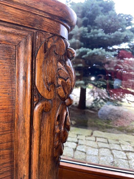 Kredens antyk litego drewno