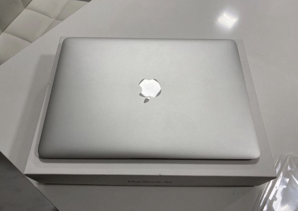 MacBook Air 13 I7 (8gb/256gb)