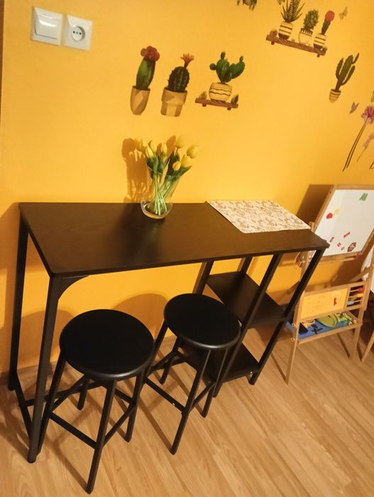 Świetny stolik i krzesła