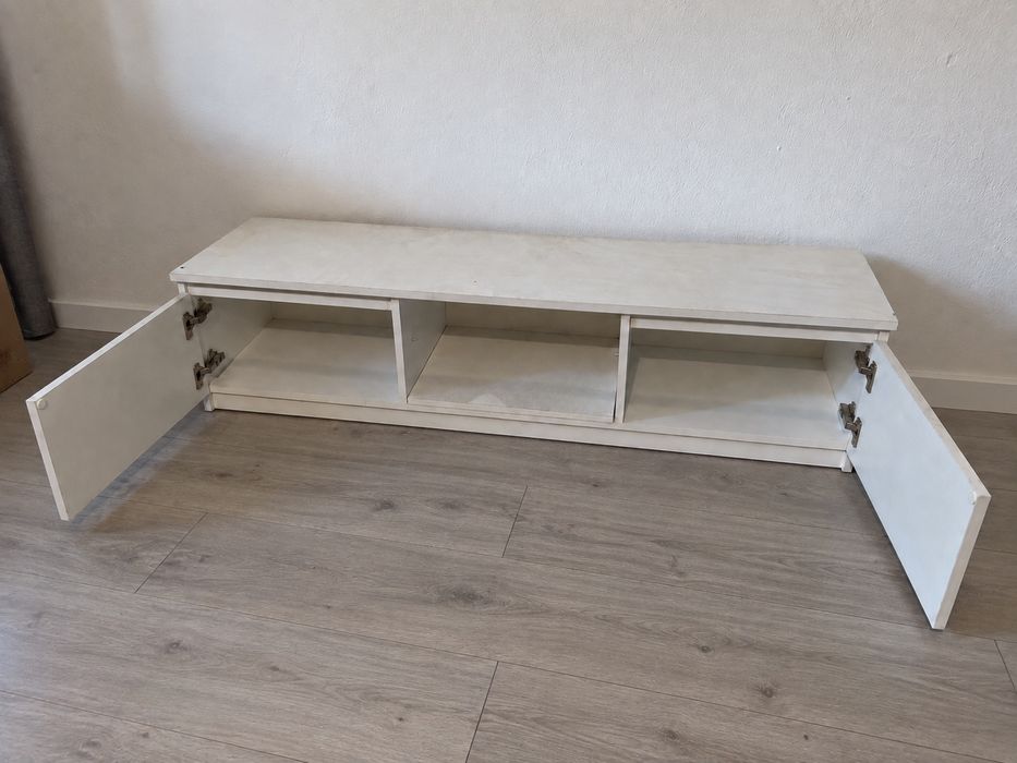 Biała  szafka RTV 130 cm – cichy domyk