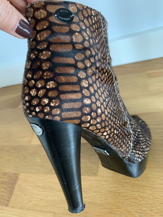 Botins em pelo com salto