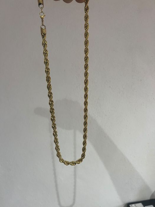 Cordão dourado, bruto e luxuoso.