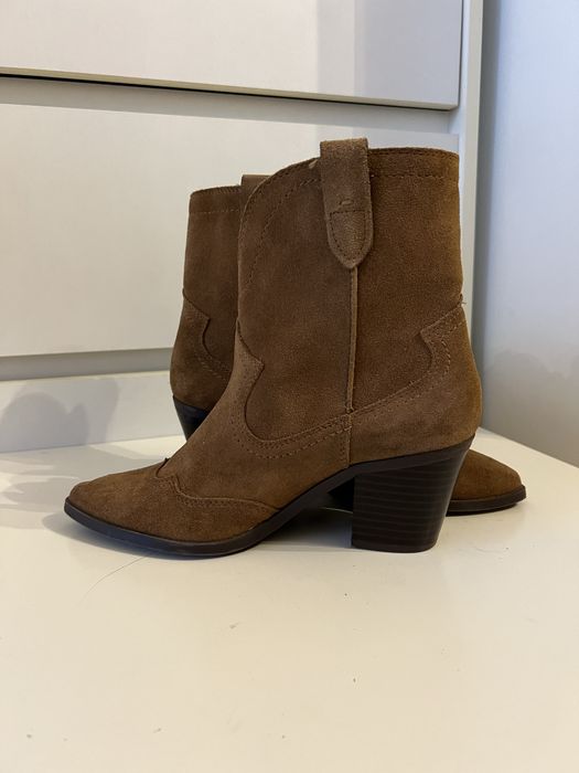 Brązowe skórzane kowbojki Stradivarius zamszowe botki