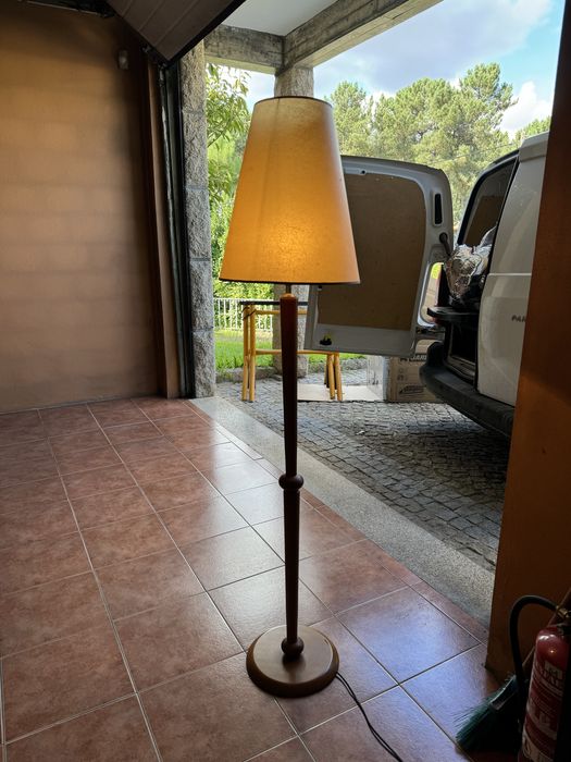 Candeeiro com pé de Madeira