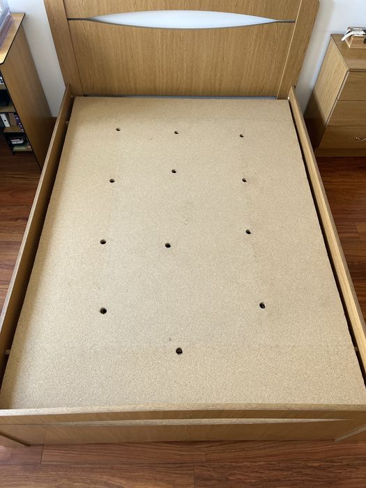 Cama casal + Mesinha cabeceira