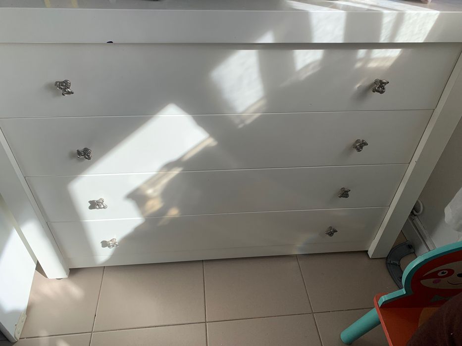 Cómoda branca em bom estado