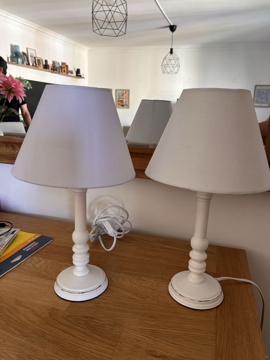 Candeeiro de mesa branco em madeira com pátina