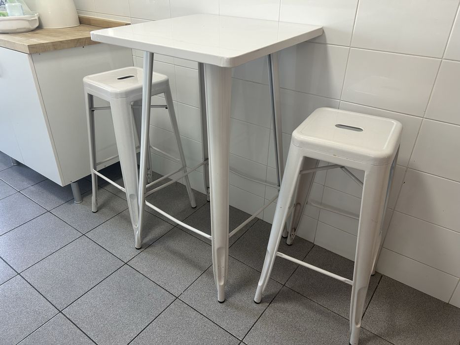 Mesa alta Sklum com 2 bancos brancos