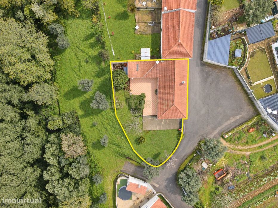 Moradia T2, com espaço exterior e terreno em Vila Nova de Poiares