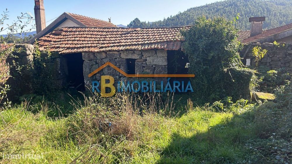 Moradia em ruínas + terreno para construção em Mansores