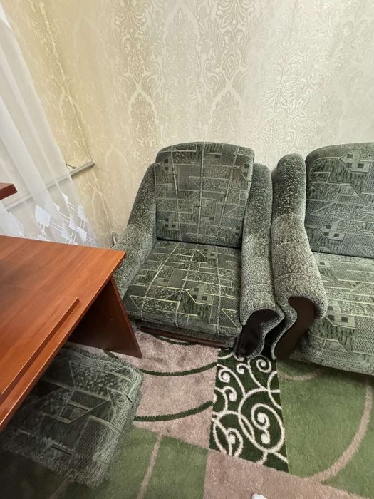 Продам диван з кріслами.