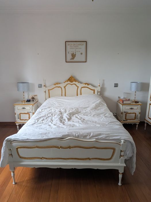 Conjunto quarto branco e dourado
