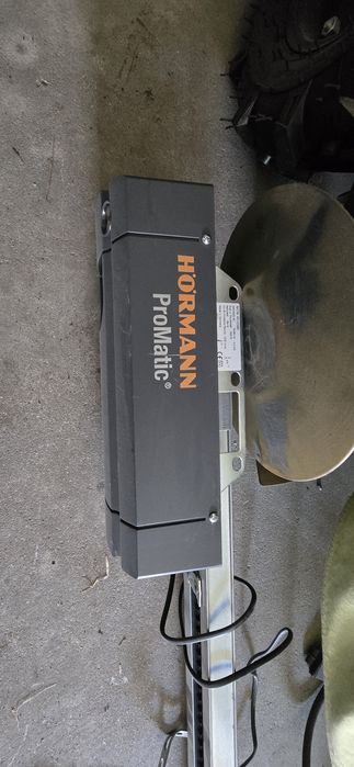 Portão seccionado Hormann com porta de homem e motor com comando