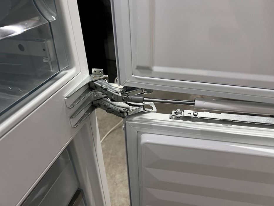 Вбудований холодильник Miele KFN 7744 C