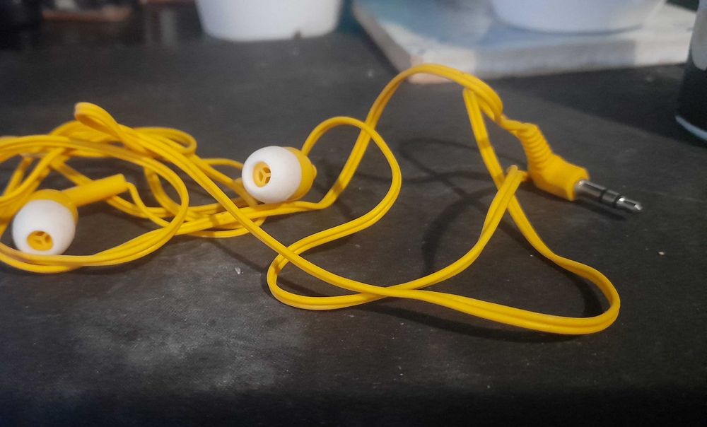 auticulares amarelos