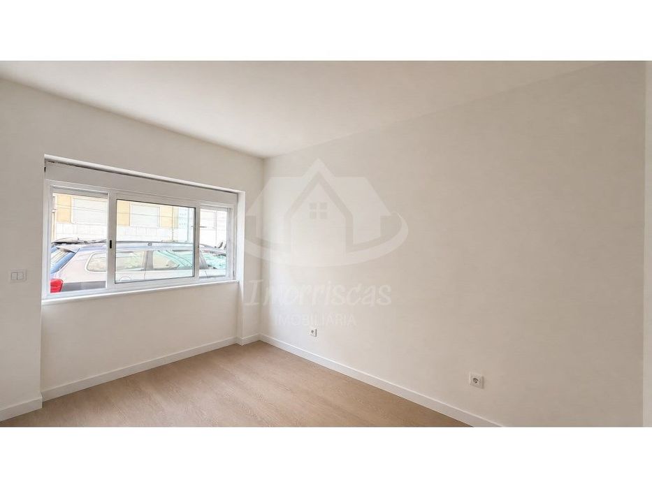 Apartamento T2 remodelado com cozinha equipada e despensa, em Odivelas