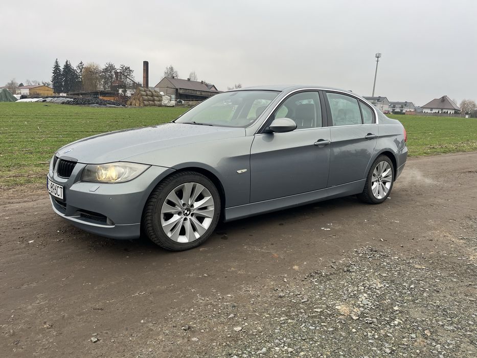BMW e90 325i automat, skory, navi, pdc 218km