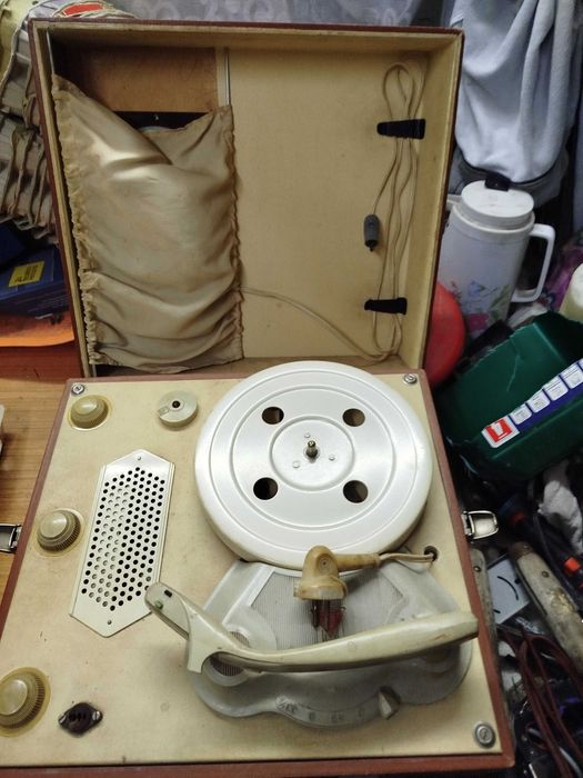 Stary gramofon waliskowy