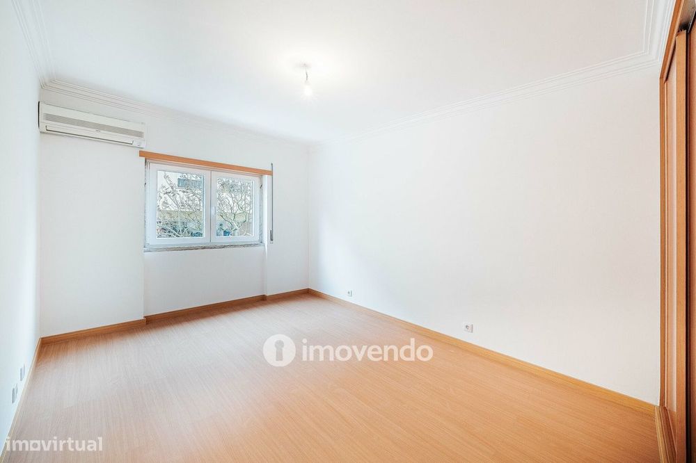 Apartamento T3, com terraço e arrecadação, em Mem Martins