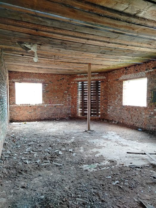 Продається недобудований будинок з великим підвальним гаражем на 3авто