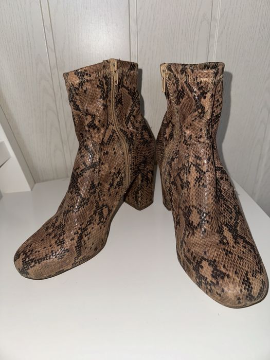 Wężowe botki na obcasie