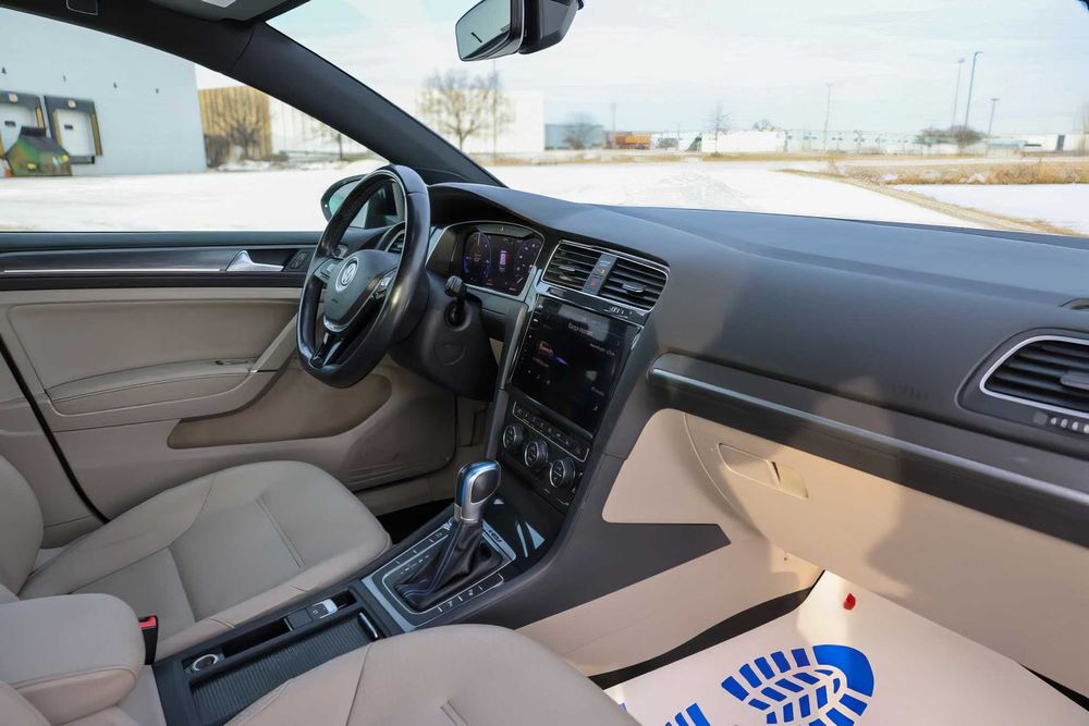 Volkswagen e-Golf      2019