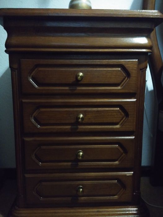 Cama casal com mesas de cabeceira