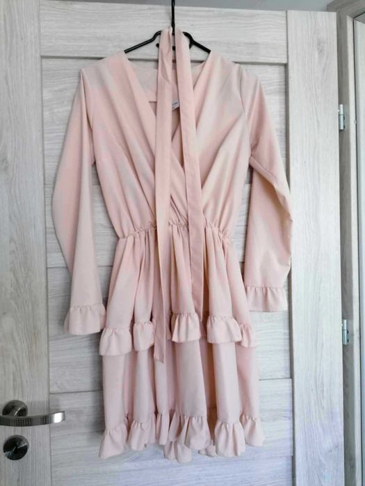 Jasnobeżowa sukienka z falbankami Pakuten S/M