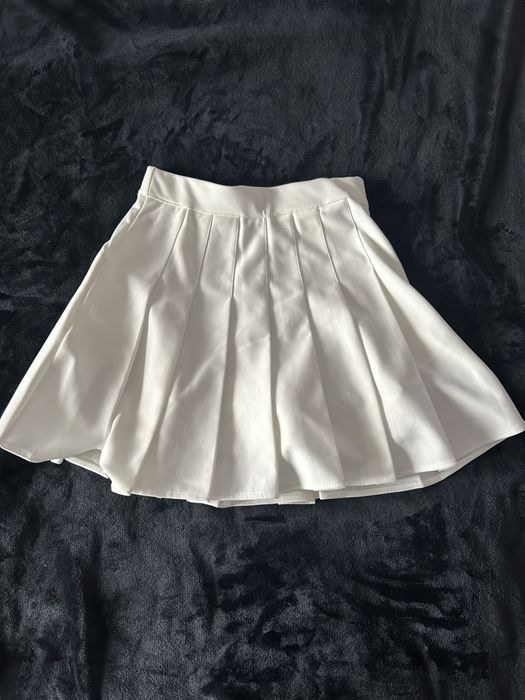 біла спідниця.