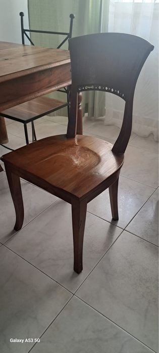 Mesa de madeira com cadeiras