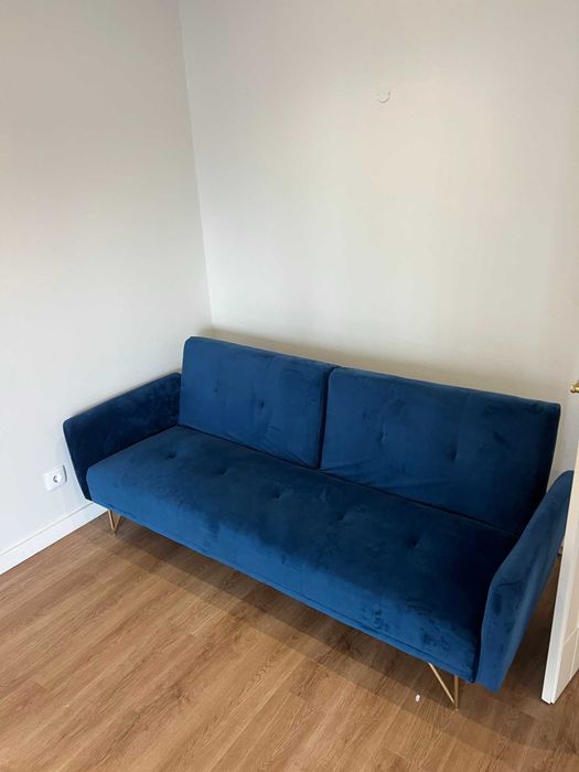 Conjunto sala SKLUM: sofá-cama, mesa de jantar e 2 cadeiras