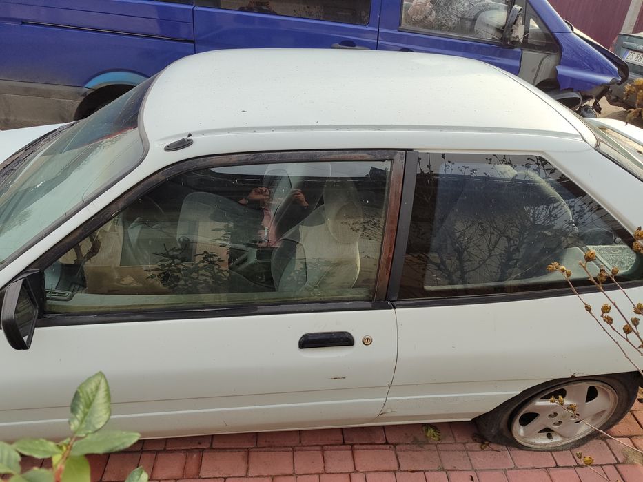 Продам машину Форд ескорт 93 робоча