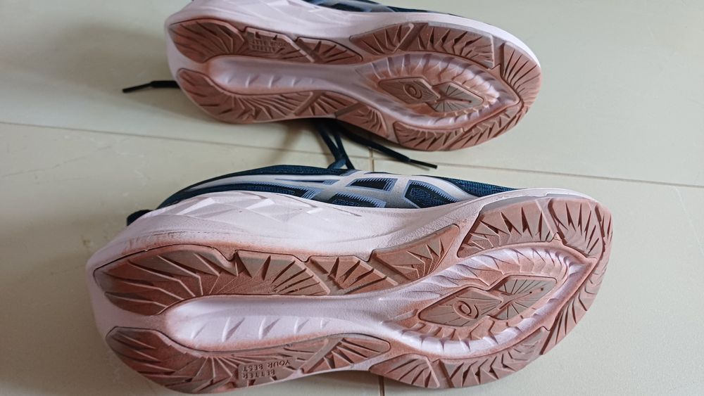 Buty Asics novablast 37