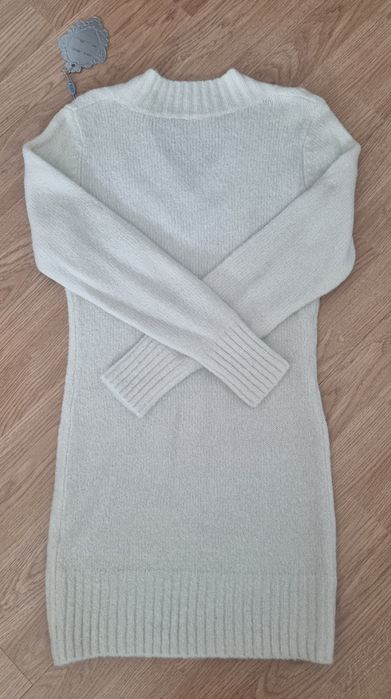 Vestido de malha, branco com apontamentos brilhantes, comprido. S/M
